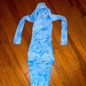 Long cute maxi scrunched sides blue and white the dye dress by Fashion Nova